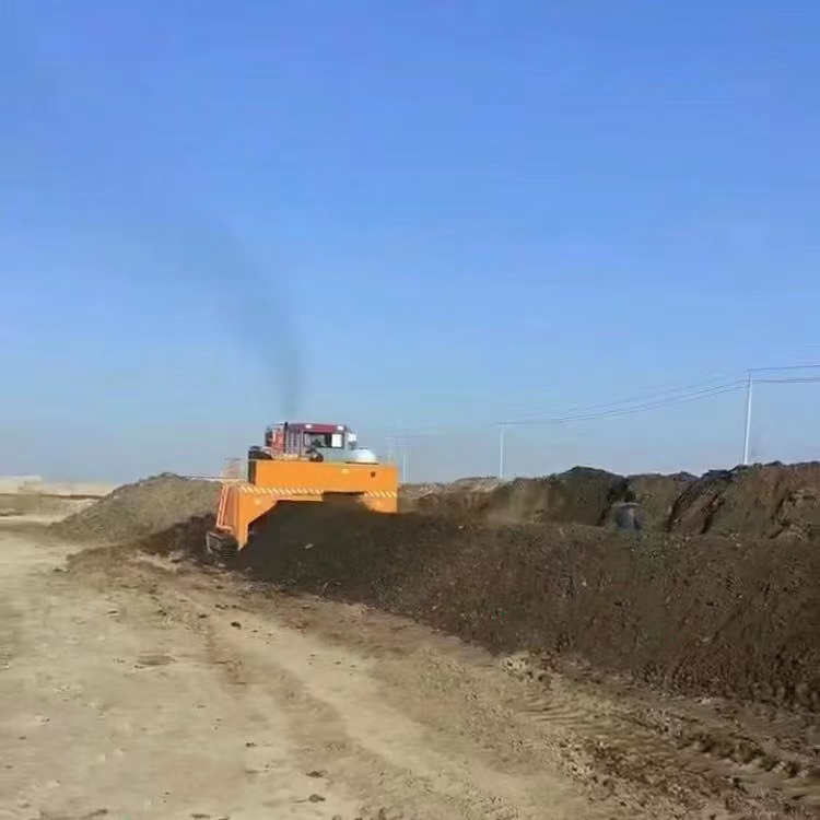 有機(jī)肥發(fā)酵選擇履帶式翻拋機(jī)好不好？
