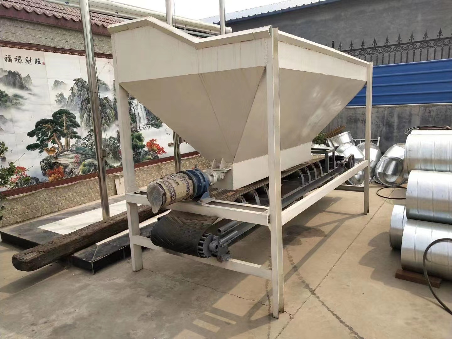 鏟車喂料機(jī)的特點(diǎn)與性能