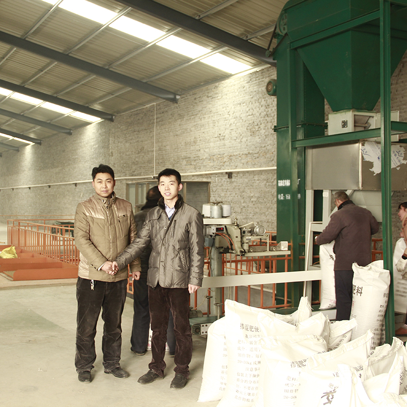 與購(gòu)買BB肥電腦配料成套設(shè)備的客戶握手